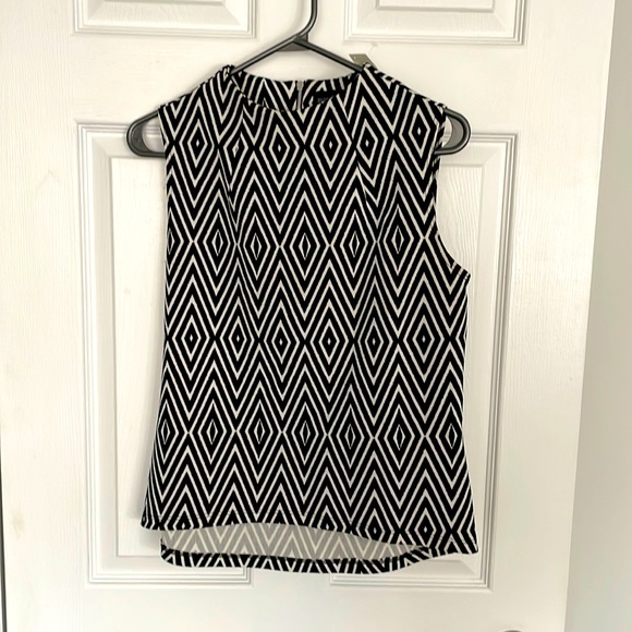 Geometric sleeveless black and white top size small - Picture 1 of 4